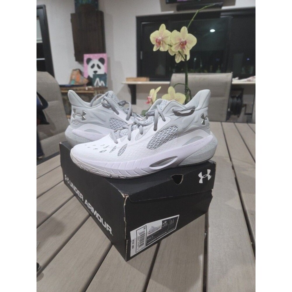 UNDER ARMOUR Jet 21 White 3024260-103 EUC MENS 11.5 WITH BOX *SHELF*